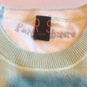 A pastel green 100% cashmere men’s sweater